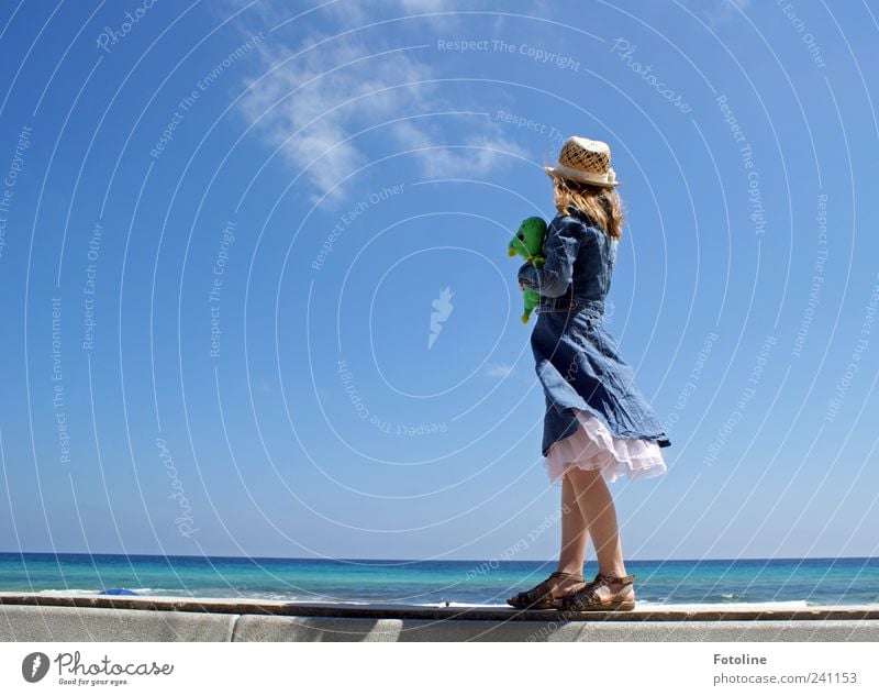 Fernweh Mensch feminin Kind Mädchen Kindheit Umwelt Natur Landschaft Sommer Küste Strand blond hell blau Hut Kleid Schuhe Gleichgewicht gehen Farbfoto