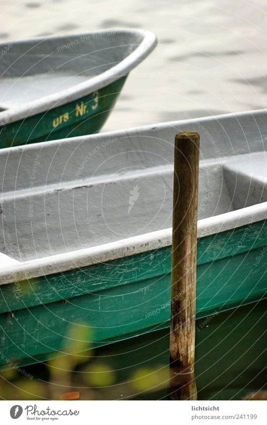 am Anleger Natur Wasser Schönes Wetter Wellen Küste Seeufer Nordsee Ostsee Insel Fischerdorf Binnenschifffahrt Ruderboot Wasserfahrzeug Idylle Pfosten grün