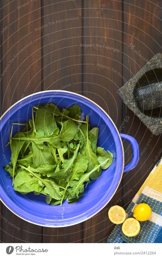 Rucola im Sieb Gemüse Frucht frisch Gesundheit Salatbeilage Rakete Rukoli Rugula Colewort Eruca Sativa Lebensmittel Zutaten Essen zubereiten Zitrone