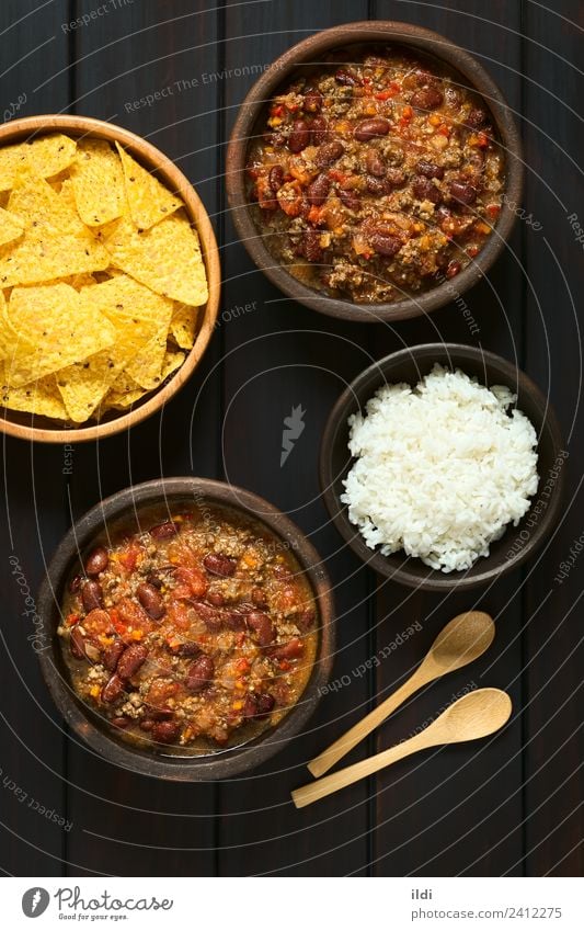 Chili con Carne Fleisch Gemüse dunkel Peperoni schmoren Mahlzeit Speise Lebensmittel Rindfleisch Boden gehackt Hackfleisch Tomate gebastelt Reis Chips Mais