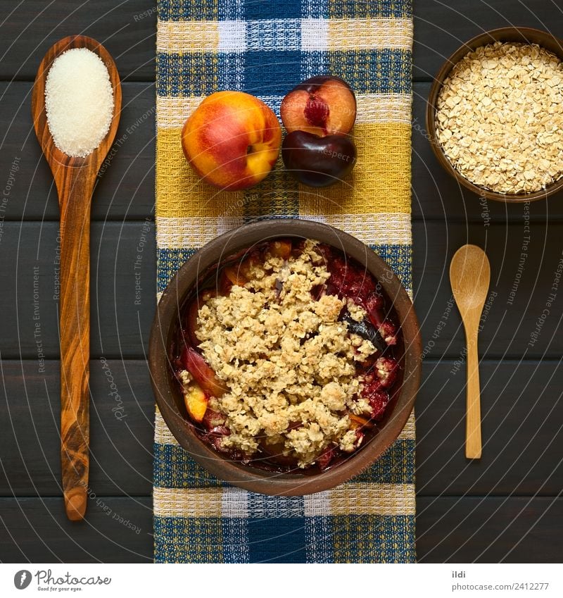 Gebackene Pflaume und Nektarinenstreusel Frucht Dessert frisch Pfirsich bröckeln knusprig Schuster süß Lebensmittel Speise Mahlzeit Snack Kruste gebastelt Hafer