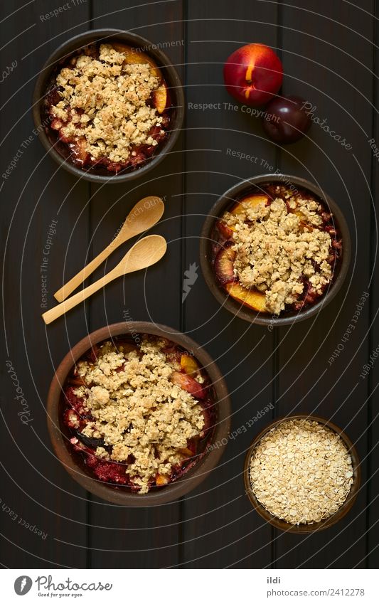 Gebackene Pflaume und Nektarinenstreusel Frucht Dessert süß Pfirsich bröckeln knusprig Schuster Lebensmittel Speise Mahlzeit Snack Kruste gebastelt Hafer