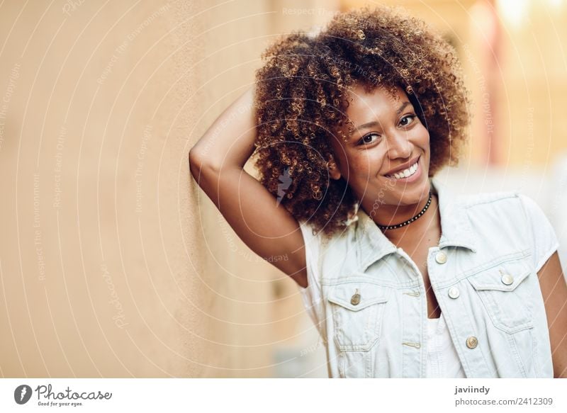 Junge schwarze Frau, Afro-Frisur, lächelndes Aussehen Lifestyle Stil Glück schön Haare & Frisuren Gesicht Mensch feminin Junge Frau Jugendliche Erwachsene 1