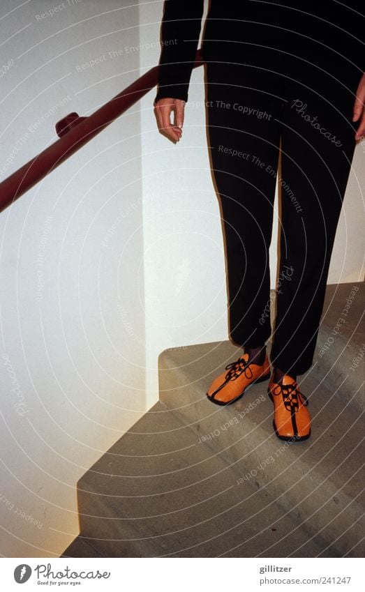 Orange Schuhe Mensch Beine 1 Hose stehen einzigartig modern schwarz Design Genauigkeit Kreativität Ordnung Stolz Farbfoto Innenaufnahme Textfreiraum links