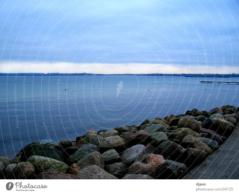 Steine und Me(h)er Strand Meer Ostsee Wasser blau Ruhe vor dem Sturm