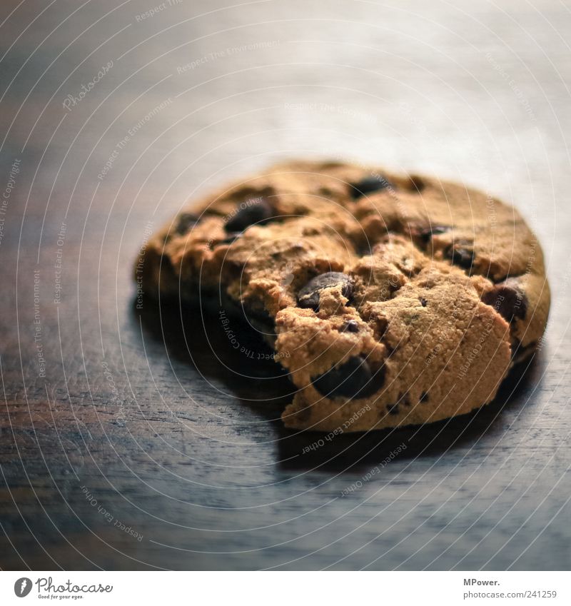 der geht immer... Lebensmittel Schokolade Ernährung Tisch Holz genießen lecker süß braun Appetit & Hunger Keks cookie Tiefenschärfe Mahlzeit Süßwaren frisch