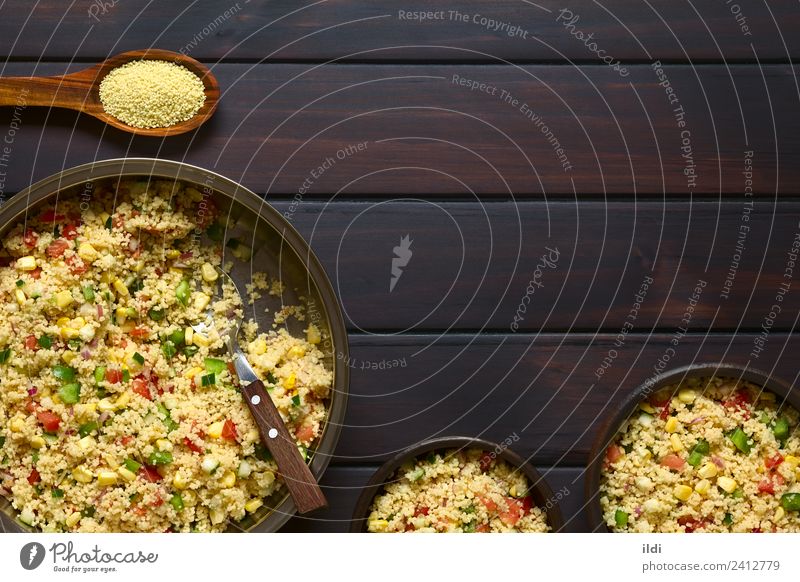 Gemüse- und Couscous-Salat Vegetarische Ernährung frisch Gesundheit Lebensmittel Salatbeilage roh Tomate Paprika Zwiebel Mais Salatgurke Speise Mahlzeit