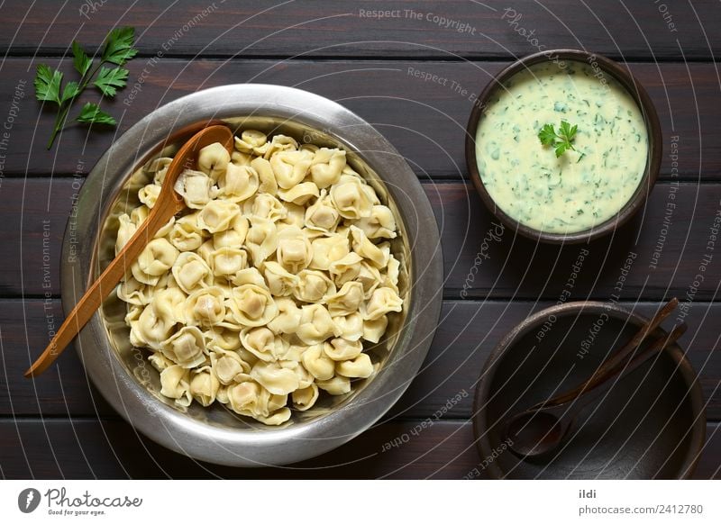 Gekochte Tortellini Teigwaren Backwaren frisch Lebensmittel Spätzle Knödel gefüllt Petersilie Sahne Saucen Dip gebastelt Italienisch Essen zubereiten Mahlzeit