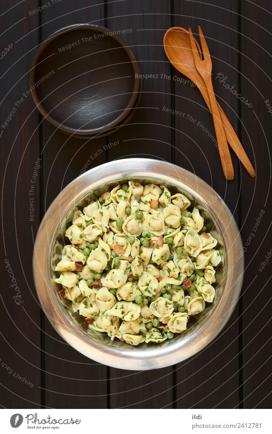 Tortellini-Salat mit Erbsen und Speck Fleisch Gemüse Teigwaren Backwaren frisch Salatbeilage Spätzle gefüllt Petersilie Lebensmittel Mahlzeit Speise Italienisch