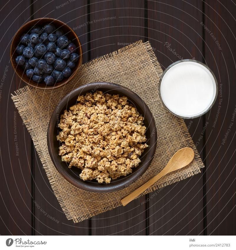 Frühstücksflocken mit Heidelbeeren und Milch Frucht süß Lebensmittel Müsli Haferflocken gerollt Beeren Blaubeeren trocknen gesüßt Gesundheit Mahlzeit Speise