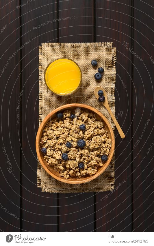 Frühstücksflocken mit Heidelbeeren Frucht Saft süß Lebensmittel Müsli Haferflocken gerollt Beeren Blaubeeren gesüßt Gesundheit Mahlzeit Speise Snack Glas