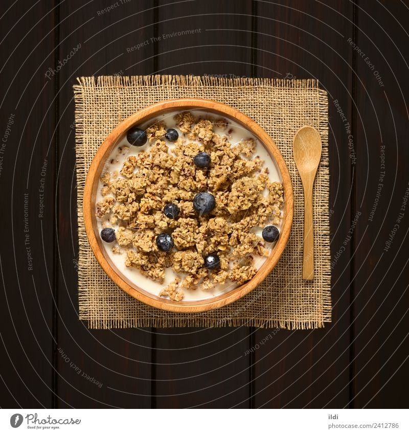 Frühstücksflocken mit Heidelbeeren und Milch Frucht frisch Lebensmittel Müsli Haferflocken gerollt Beeren Blaubeeren trocknen süß gesüßt Gesundheit Mahlzeit