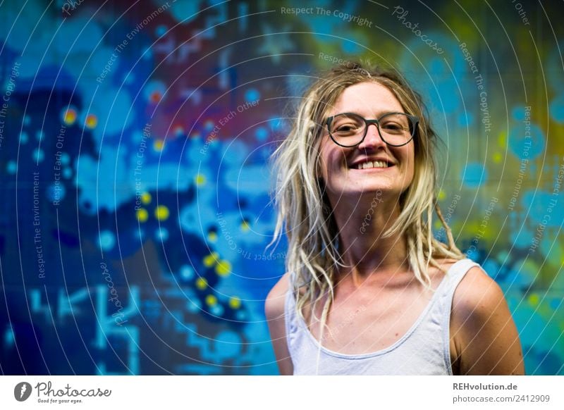 Jule | Junge Frau mit Dreads vor einem Graffiti Lifestyle Stil Mensch feminin Jugendliche Gesicht 1 18-30 Jahre Erwachsene Kunst Kultur Jugendkultur Subkultur