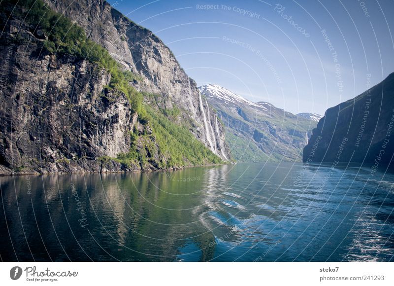 Geirangerfjord Wolkenloser Himmel Schönes Wetter Berge u. Gebirge Wellen Küste Fjord blau grün Ferien & Urlaub & Reisen Wasserstraße Farbfoto Außenaufnahme