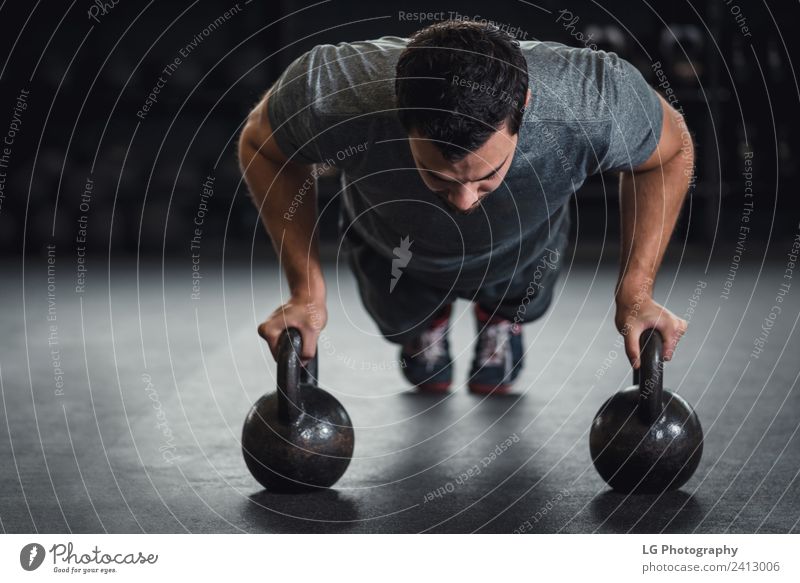 Kettle Glocke nach oben drücken Lifestyle Club Disco Sport Mensch Mann Erwachsene Bekleidung Fitness authentisch stark grau Kraft Tatkraft üben Gesundheit