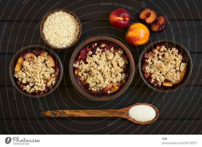 Gebackene Pflaume und Nektarinenstreusel Frucht Dessert Frühstück süß Pfirsich bröckeln knusprig Schuster Lebensmittel Speise Mahlzeit Snack Kruste Hafer