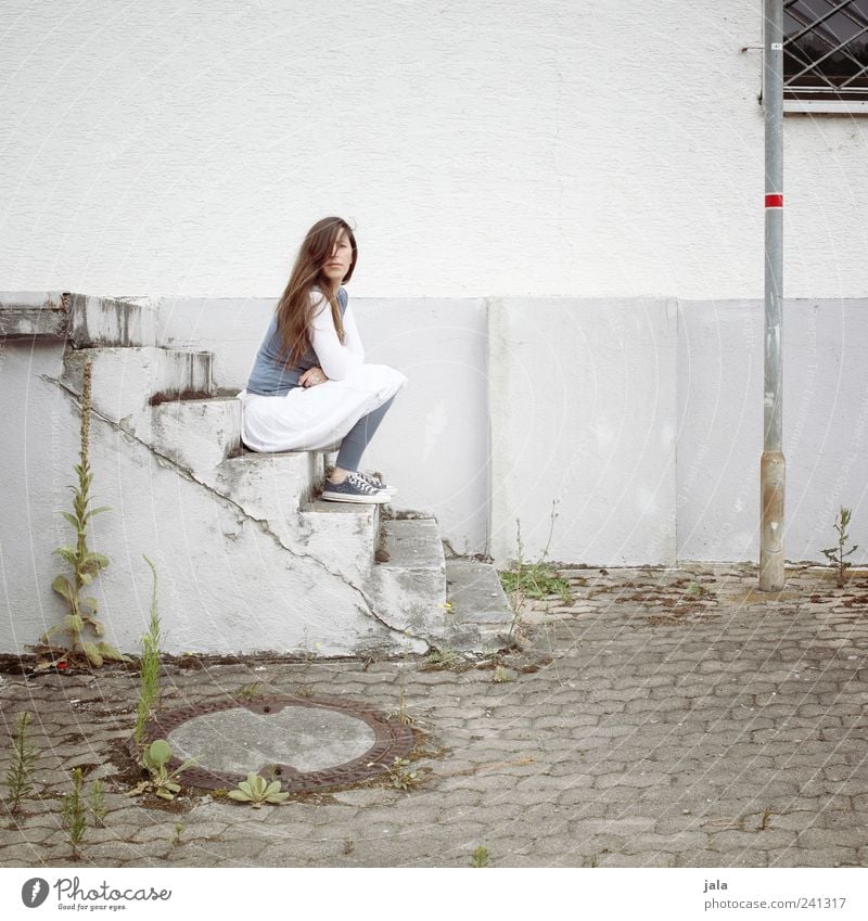 rumsitzen Mensch feminin Frau Erwachsene 1 30-45 Jahre Pflanze Unkraut Haus Bauwerk Gebäude Mauer Wand Treppe Fassade Fenster Blick warten Farbfoto