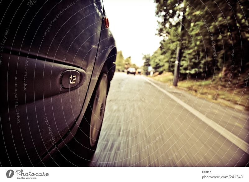 Roadtripping Straße Autobahn PKW Geschwindigkeit Farbfoto Gedeckte Farben Außenaufnahme Langzeitbelichtung Bewegungsunschärfe