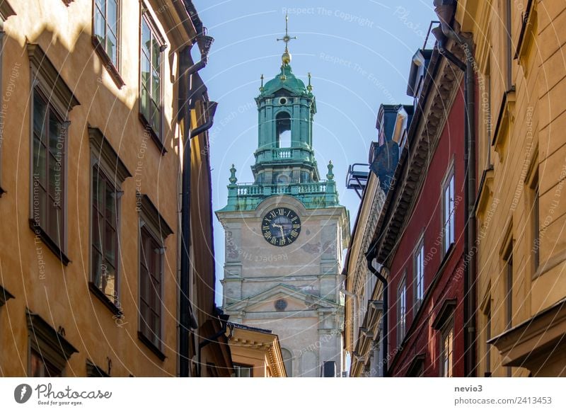 Kirche im Zentrum Stockholms Haus Bauwerk Gebäude Architektur Mauer Wand Fassade groß schön mehrfarbig Stadt Stadtzentrum Religion & Glaube Kirchenglocke