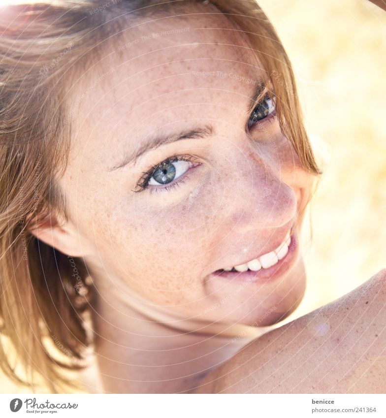 goldig Frau lachen Lächeln Sommer Haut Blick in die Kamera attraktiv Porträt Nahaufnahme niedlich schön süß Beautyfotografie Sommersprossen rothaarig Natur