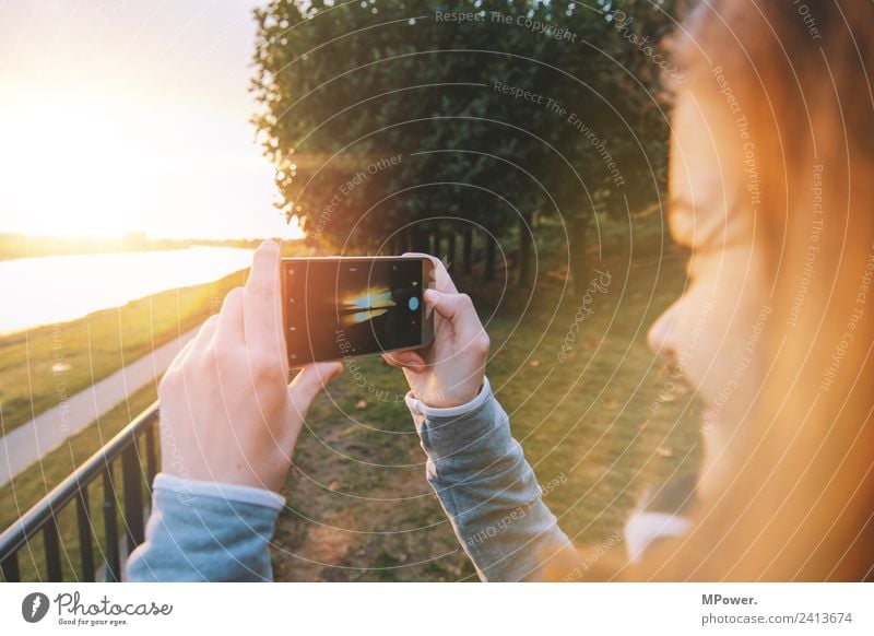 schnell noch ein foto Handy Fotokamera Technik & Technologie Unterhaltungselektronik Telekommunikation Mensch Junge Frau Jugendliche Erwachsene 1 18-30 Jahre