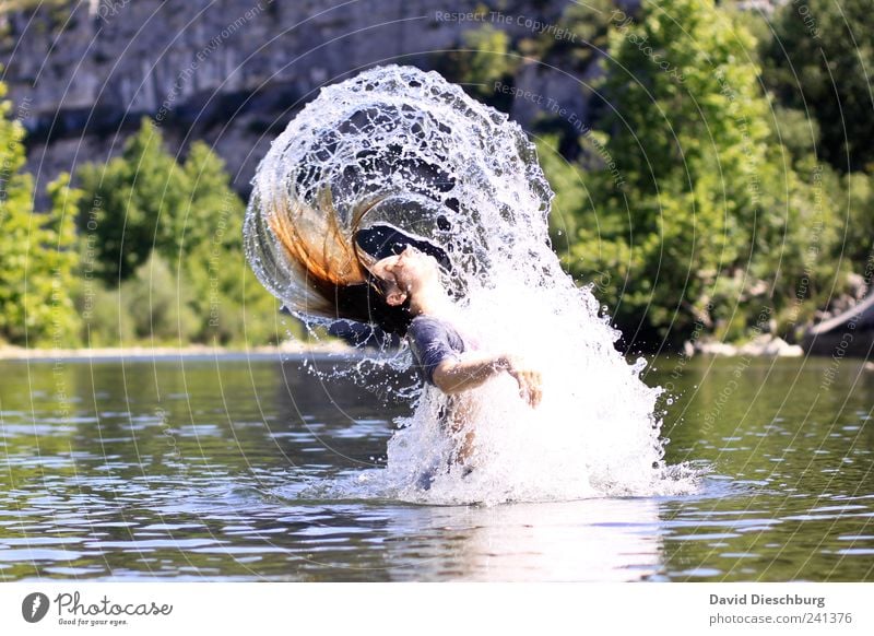 Nixe Wellness Leben Ferien & Urlaub & Reisen Sommerurlaub feminin 1 Mensch Natur Landschaft Wasser Fluss grün nass Oberflächenspannung Wassertropfen springen