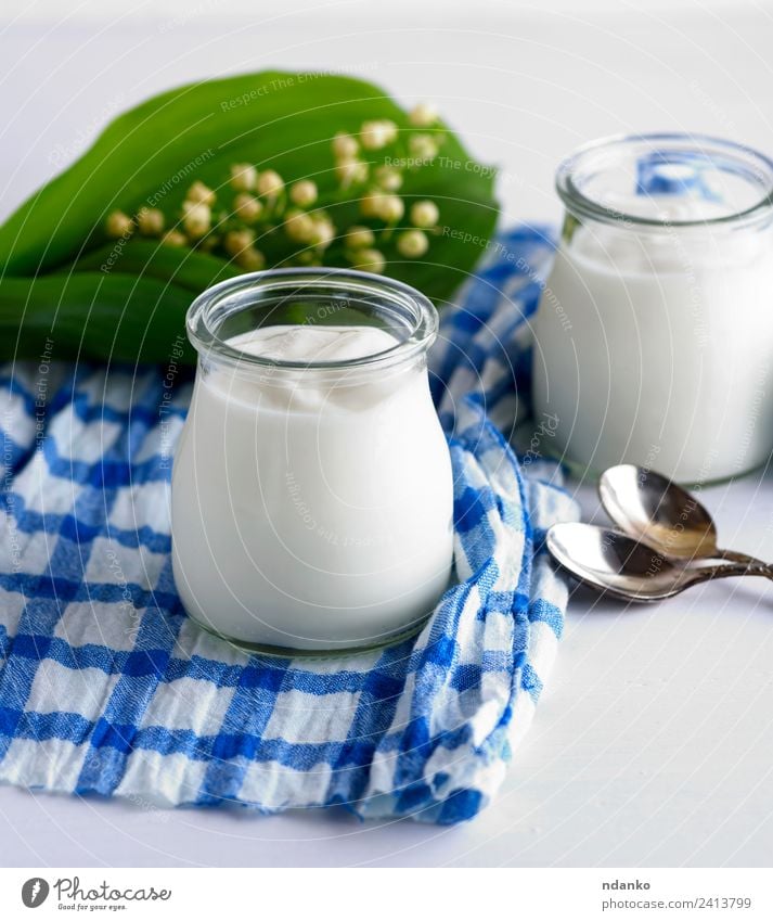 hausgemachter Joghurt im Glasglas Milcherzeugnisse Ernährung Frühstück Diät Löffel Tisch Blume Holz frisch blau grün weiß Griechen Lebensmittel Gesundheit