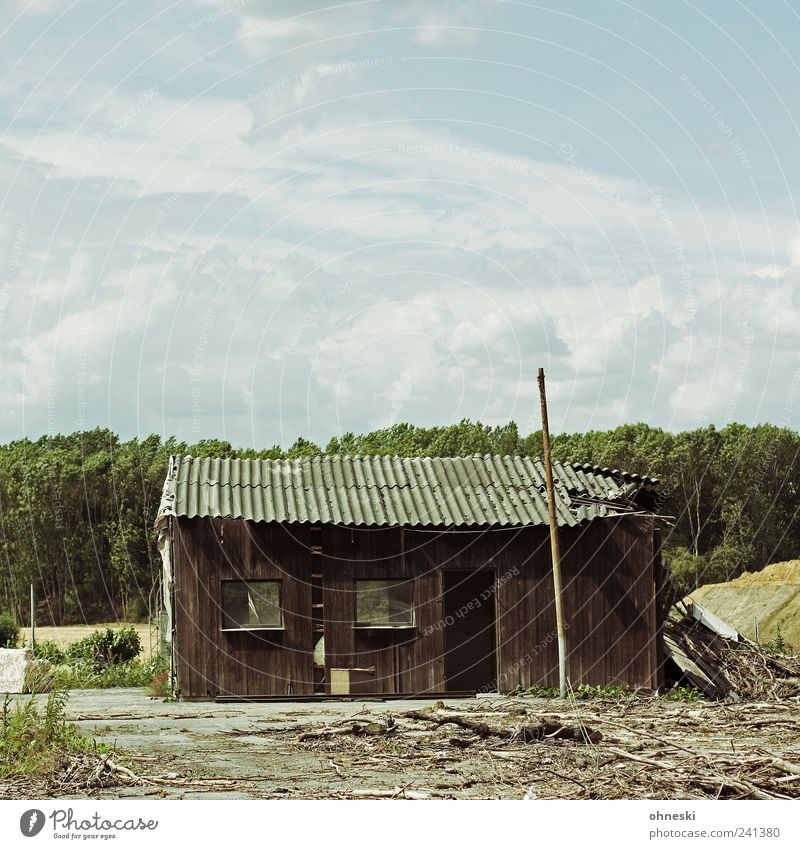 Hütte Himmel Wolken Menschenleer Haus Ruine Fassade Fenster alt Verfall Vergänglichkeit kaputt Holz Farbfoto Gedeckte Farben Außenaufnahme Textfreiraum oben