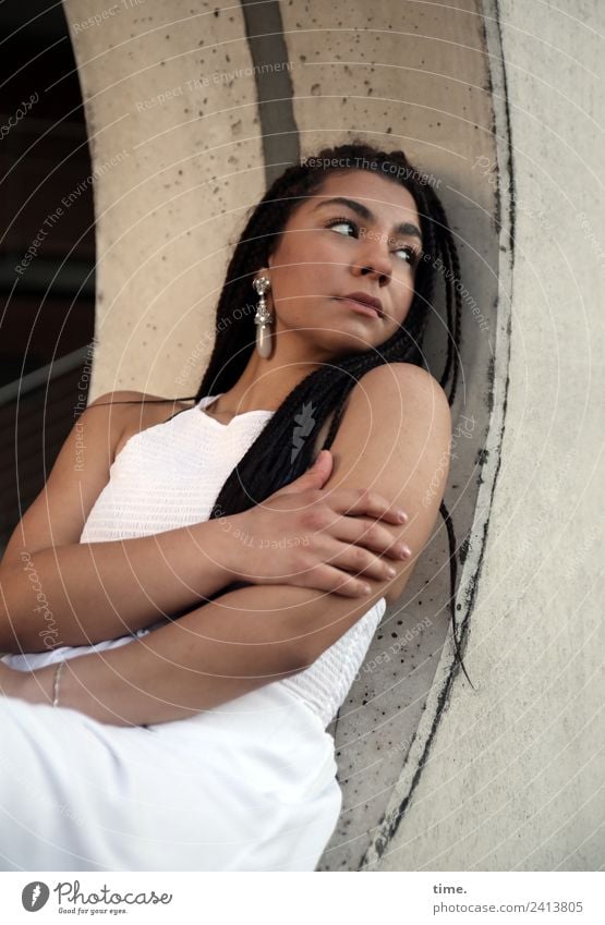 Nikolija feminin Frau Erwachsene 1 Mensch Bauwerk Mauer Wand Kleid Ohrringe brünett langhaarig Beton beobachten Denken festhalten Blick sitzen warten schön