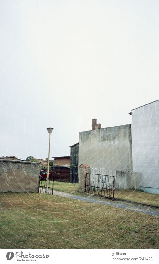 Genauso trostlos Dorf Kleinstadt Menschenleer Haus Mauer Wand alt Traurigkeit authentisch hässlich kaputt trist grau bescheiden Langeweile Sorge Müdigkeit