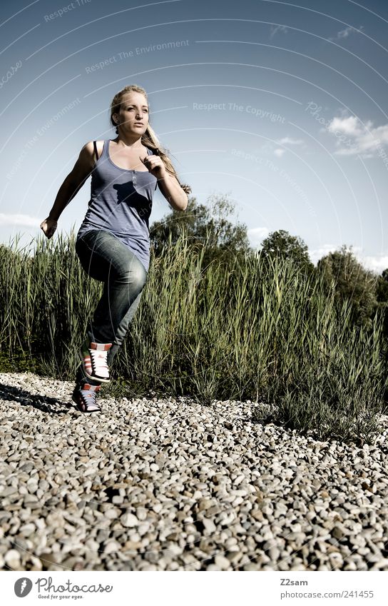 es geht voran! Lifestyle Stil Sport Joggen feminin Junge Frau Jugendliche 1 Mensch 18-30 Jahre Erwachsene Umwelt Natur Landschaft Himmel Sommer Pflanze