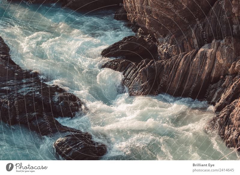 Naturgewalten Sommer Meer Wasser Sonnenlicht Wind Felsen Küste Seeufer Bewegung ästhetisch Flüssigkeit nass rebellisch stark wild blau Stimmung Kraft Macht