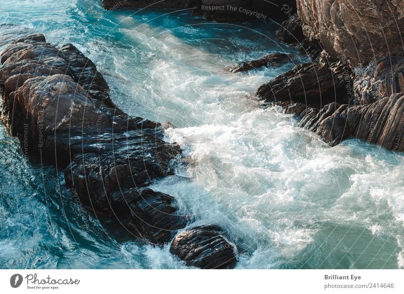 Naturgewalten Sommer Urelemente Wasser Klima Wetter Felsen Wellen Küste Meer Flüssigkeit nass rebellisch weich Kraft Leben anstrengen Bewegung Partnerschaft