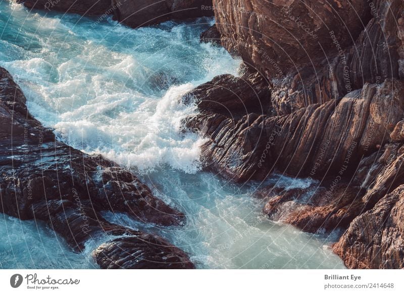 besänftigen Meer Wellen Natur Urelemente Wasser Frühling Klima Wind Sturm Felsen Küste Seeufer kämpfen bedrohlich natürlich rebellisch Gefühle Kraft Macht