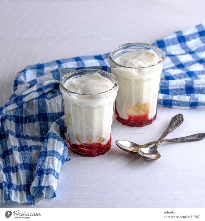 hausgemachter Joghurt Milcherzeugnisse Marmelade Ernährung Frühstück Diät Getränk Löffel Tisch Holz frisch natürlich oben blau weiß Tradition Hintergrund