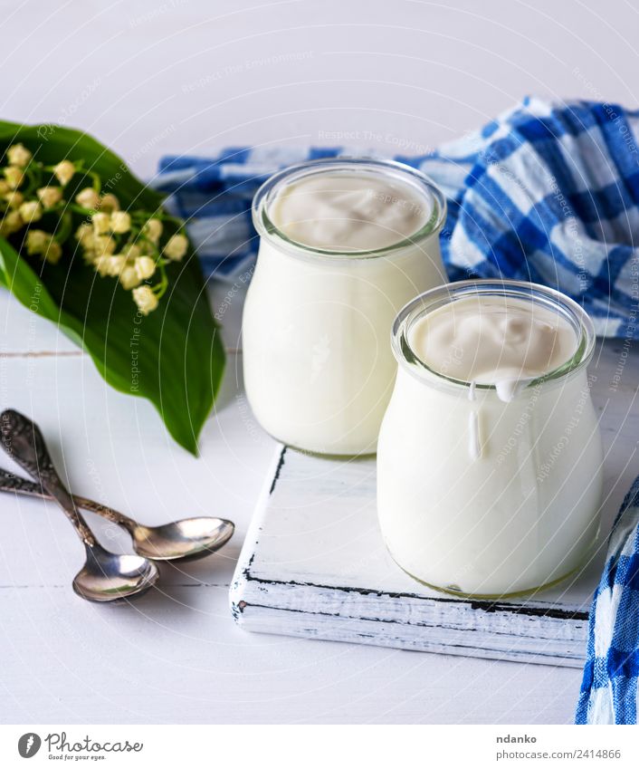 Glasgläser mit hausgemachtem Joghurt Ernährung Frühstück Diät Löffel Tisch Blume Holz frisch blau weiß Griechen Lebensmittel Gesundheit Serviette Hintergrund