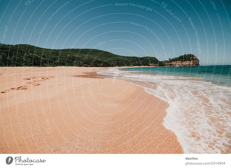 Verlassener schöner Strand mit sauberem Strand und Wasser. Ferien & Urlaub & Reisen Tourismus Abenteuer Freiheit Sommer Meer Wellen Umwelt Natur Landschaft Sand