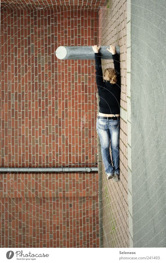 einfach mal hängen lassen Haus Mensch Frau Erwachsene 1 Gebäude Mauer Wand Fassade Dachrinne Straße Jeanshose Backstein liegen anstrengen Kraft Farbfoto