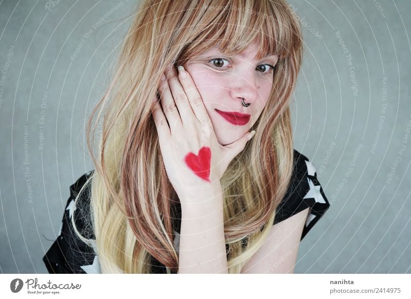 Junge blonde Frau mit einem Herzen in der Hand. Stil Design Freude schön Haare & Frisuren Gesundheit Wellness Sinnesorgane Valentinstag Mensch feminin