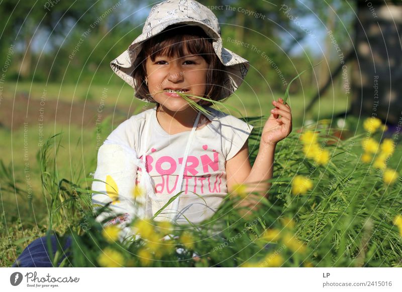 das Gras schmeckt gut Essen Kindererziehung Bildung Schule Schulhof Klassenraum Mensch feminin Mädchen Eltern Erwachsene Geschwister Familie & Verwandtschaft