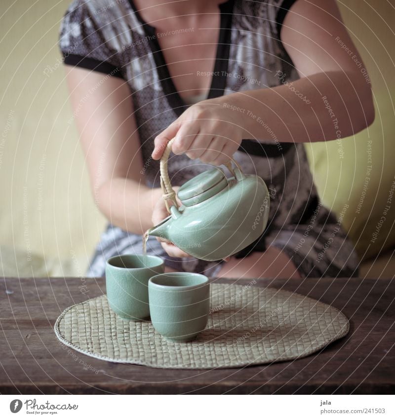 ...für uns zwei Getränk Heißgetränk Tee Geschirr Tasse Teekanne Häusliches Leben Wohnung Sofa Tisch Wohnzimmer Mensch feminin Frau Erwachsene Arme Hand 1