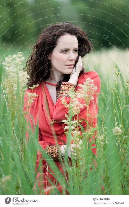 200. elegant Stil schön harmonisch Wohlgefühl ruhig Mensch feminin Junge Frau Jugendliche Leben 18-30 Jahre Erwachsene Umwelt Natur Pflanze Gras Blüte Kleid