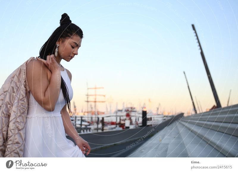 Nikolija feminin Frau Erwachsene 1 Mensch Himmel Horizont Schönes Wetter Hamburg Hamburger Hafen Hafenstadt Treppe Schifffahrt Kleid Jacke Haare & Frisuren