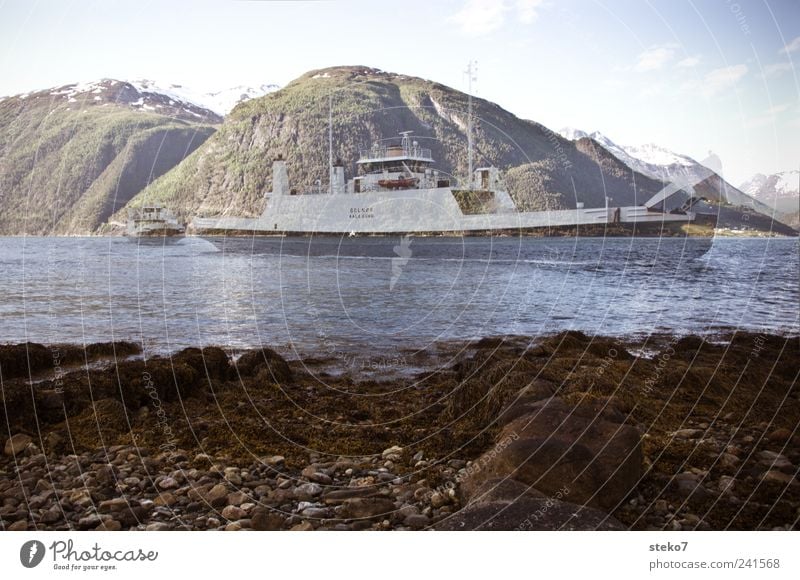 Geisterfähre Berge u. Gebirge Küste Fjord Fähre blau Bewegung Kontinuität regelmässig Doppelbelichtung spukhaft Farbfoto Außenaufnahme Menschenleer Tag