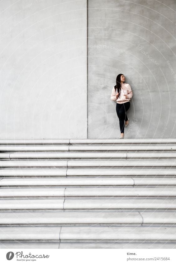 Nikolija feminin Frau Erwachsene 1 Mensch Platz Mauer Wand Treppe Hose Jacke brünett langhaarig beobachten Blick stehen warten schön selbstbewußt Coolness