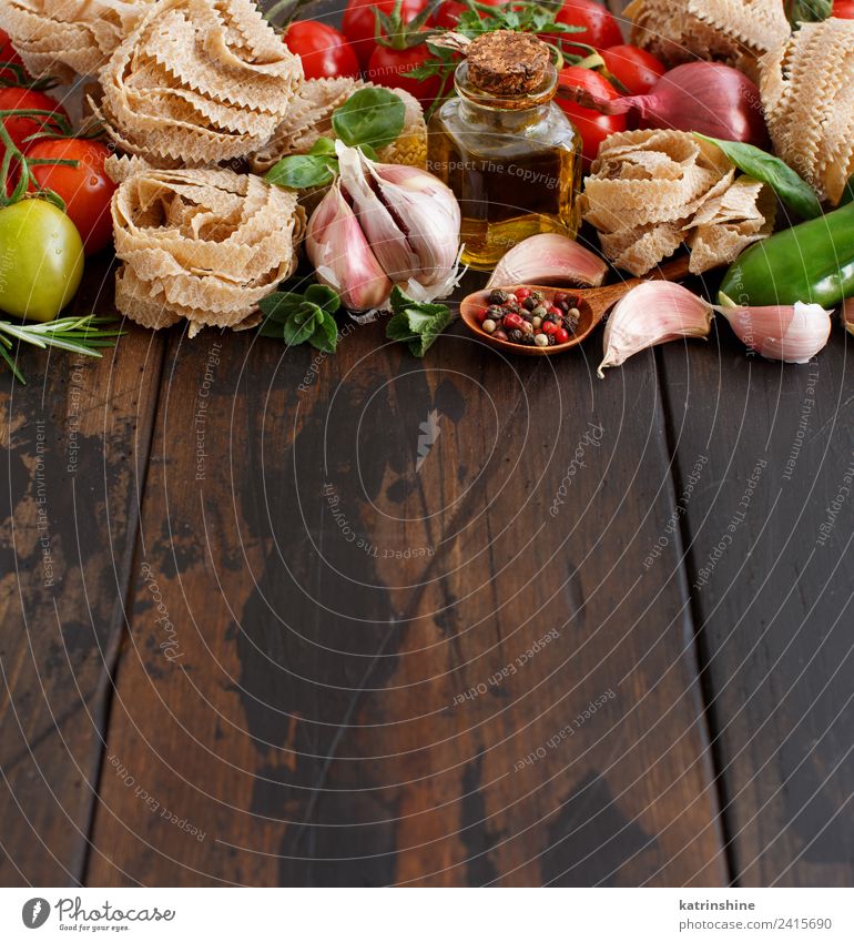 Vollkornnudeln Tagliatelle, Gemüse und Kräuter Vegetarische Ernährung Diät Tisch Blatt dunkel frisch braun grün rot Tradition Essen zubereiten Lebensmittel