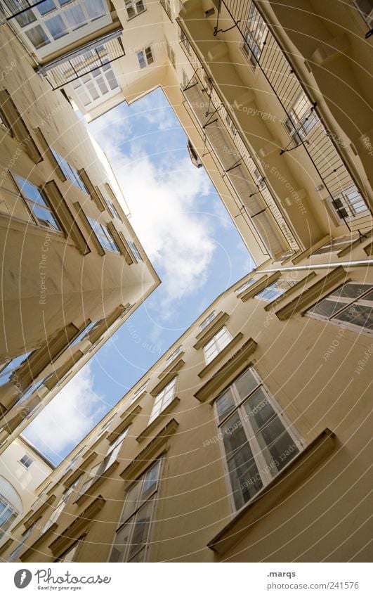 Schlucht Lifestyle elegant Häusliches Leben Himmel Stadt Haus Gebäude Architektur Mauer Wand Fassade Fenster alt hell hoch Perspektive Innenhof aufstrebend