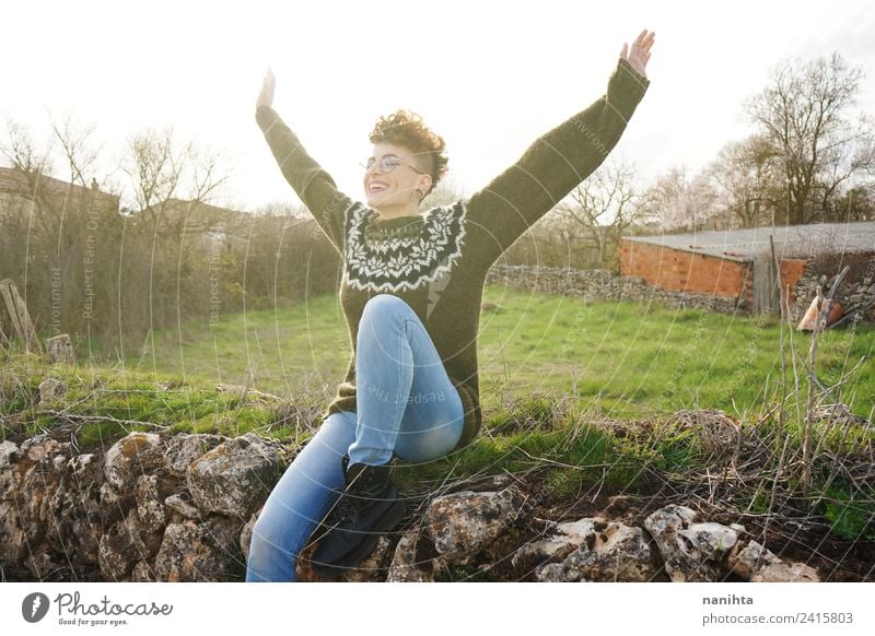 Junge, glückliche und freie Frau in einer ländlichen Umgebung. Lifestyle Stil Freude Gesundheit Wellness Leben harmonisch Wohlgefühl Sinnesorgane