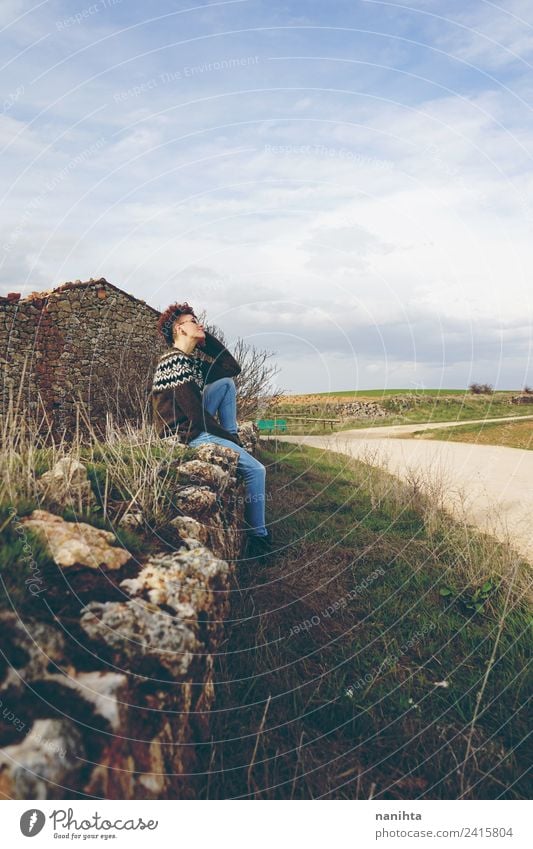 Junge Frau bei einer Pause in einem alten Dorf Lifestyle Stil Wellness Sinnesorgane Erholung Ferien & Urlaub & Reisen Tourismus Abenteuer Ferne Freiheit Mensch