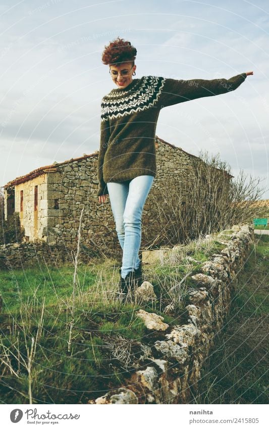 Junge rothaarige Frau, die an einer alten Mauer entlanggeht. Lifestyle Stil Freude Haare & Frisuren Gesundheit Wellness harmonisch Freiheit Mensch feminin